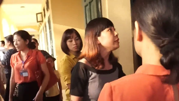 Phụ huynh bức xúc kéo lên Trường Tiểu học Sơn Đồng (Hoài Đức, Hà Nội) truy vấn vềtình trạng lạm thu đầu năm học 