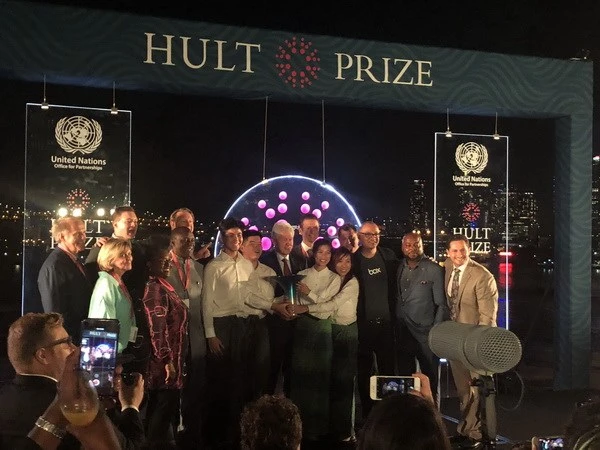 Đội SunRice nhận giải nhất cuộc thi từ cựu Tổng thống Bill Clinton. Ảnh: TTXVN