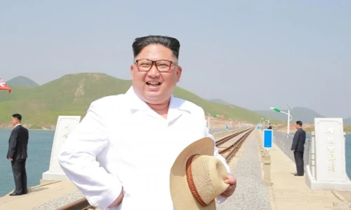 Lãnh đạo Triều Tiên Kim Jong-un thị sát tuyết đường sắt nối Koam với Dapchon ở Triều Tiên hồi tháng 5. Ảnh: KCNA