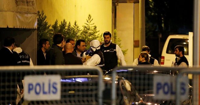 Cảnh sát Thổ Nhĩ Kỳ khám xét Tổng lãnh sự quán Saudi Arabia ở Istanbul hôm 15-10 do liên quan đến vụ việc nhà báo Jamal Khashoggi bị giết hại. Ảnh: AP