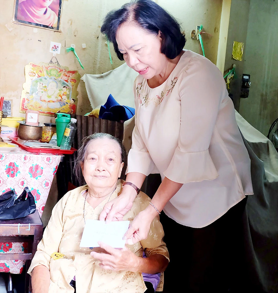 Dì Phương Ngọc Hạnh tới thăm và tặng quà bà Châu Thị Tố