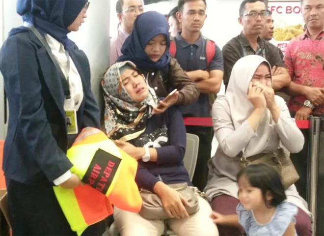Người thân của các hành khách trên chuyến bay JT610 bật khóc tại sân bay Depati Amir ở Pangkal Pinang khi hay tin. Ảnh: REUTERS