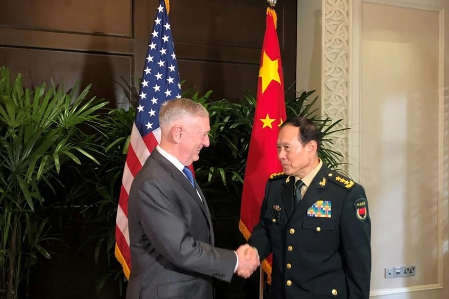 Bộ trưởng Quốc phòng Mỹ và Bộ trưởng Quốc phòng Trung Quốc trong cuộc gặp tại Singapore hôm 18-10. Ảnh: REUTERS 