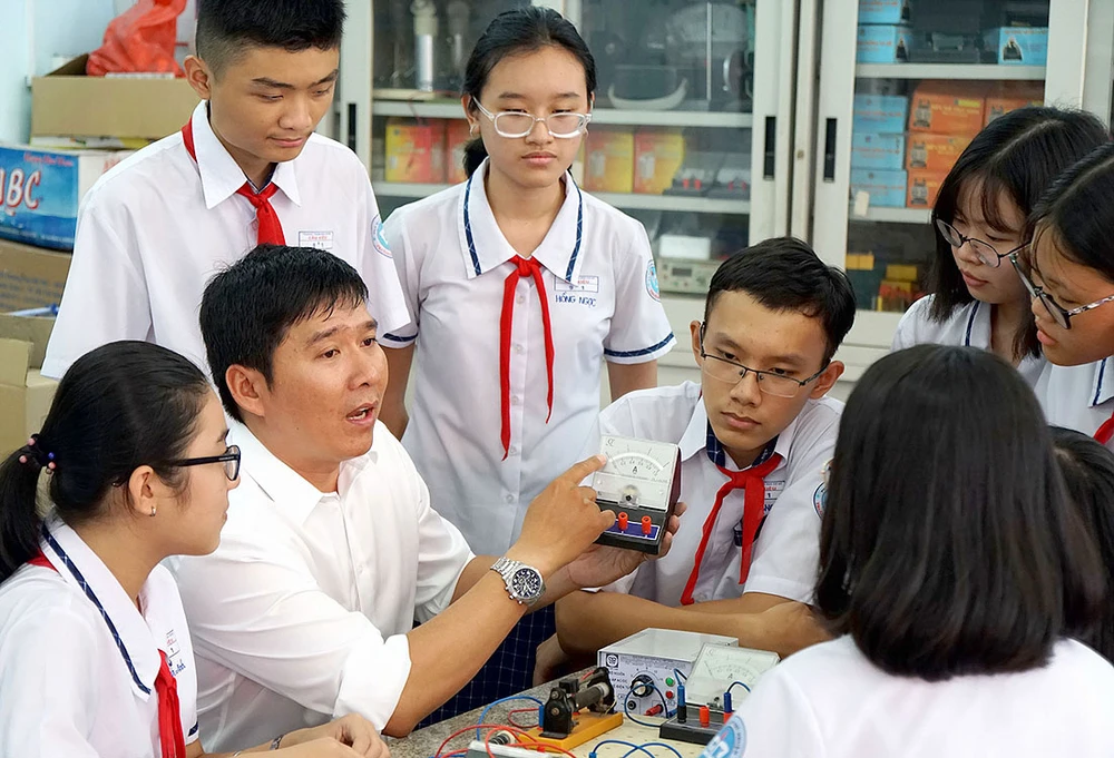 Thầy Nguyễn Minh Phương, giáo viên Trường THCS Cầu Kiệu (quận Phú Nhuận) Ảnh: HOÀNG HÙNG