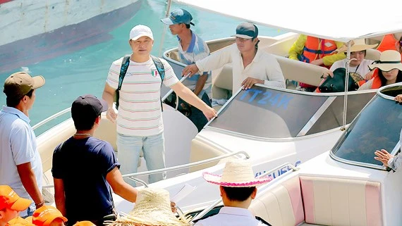 Một số khách Trung Quốc làm hướng dẫn viên chui cho đoàn khách Trung Quốc