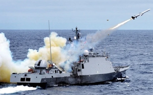 Tàu hải quân Hàn Quốc phóng tên lửa chống hạm Hải Tinh. Ảnh: REDDIT
