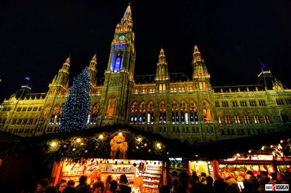 Một trong những chợ Giáng sinh nổi tiếng nhất của Vienna là chợ Kultur - und Weihnachtsmarkt, ngay trước cung điện Schönbrunn. 