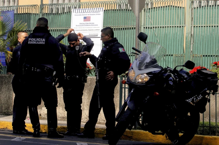 Binh sĩ Mexico gác bên ngoài Lãnh sự quán Mỹ ở Guadalajara, Mexico sau vụ tấn công, ngày 1-12. Nguồn: TTXVN