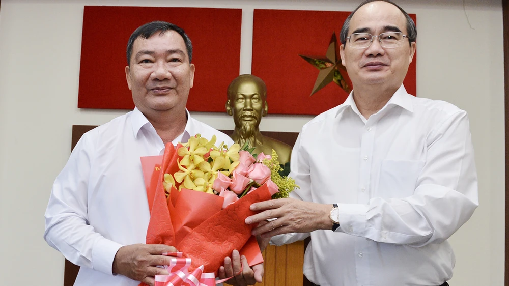 Bí thư Thành ủy TPHCM Nguyễn Thiện Nhân tặng hoa chúc mừng đồng chí Trần Văn Thuận giữ chức Bí thư Quận ủy quận 2. Ảnh: VIỆT DŨNG