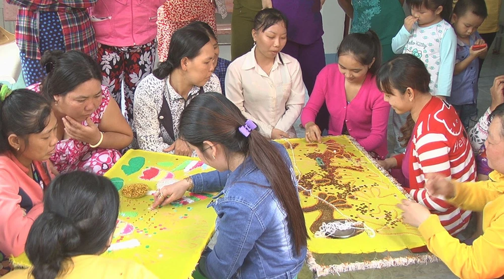 Từ nguồn vốn được các hội viên chung giúp, nhiều chị em phụ nữ ở huyện Tam Nông đã có được nghề đan thêu, tạo nguồn thu nhập