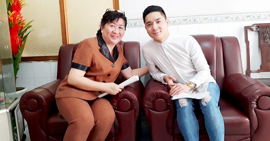 Bà Huỳnh Thị Loan vui mừng gặp lại một cháu mồ côi từng được trung tâm nuôi dưỡng trưởng thành