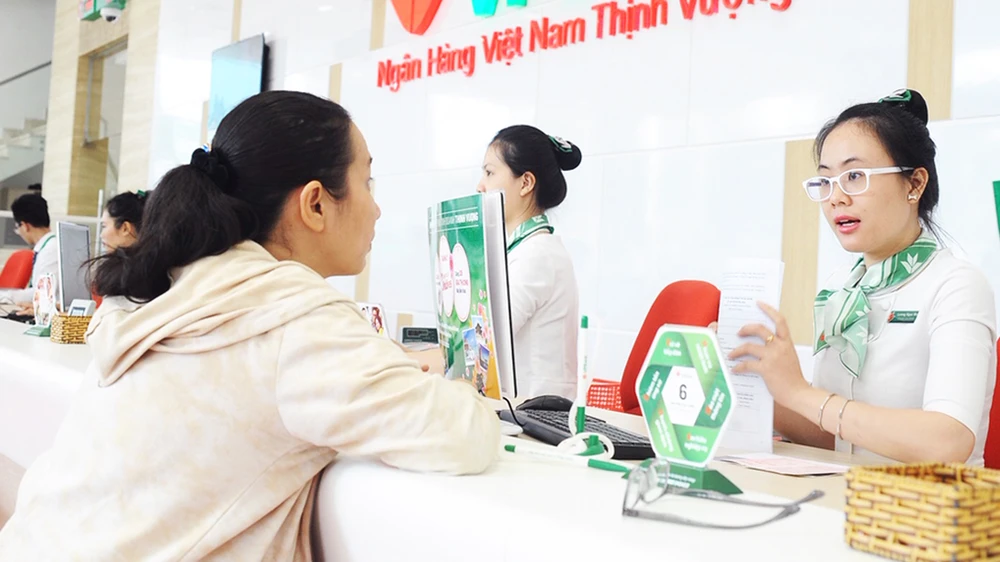 VPBank vừa được nới room tín dụng từ 15% lên 17% nhằm phục vụ vốn kinh doanh mùa cao điểm cuối năm. Ảnh: HUY ANH