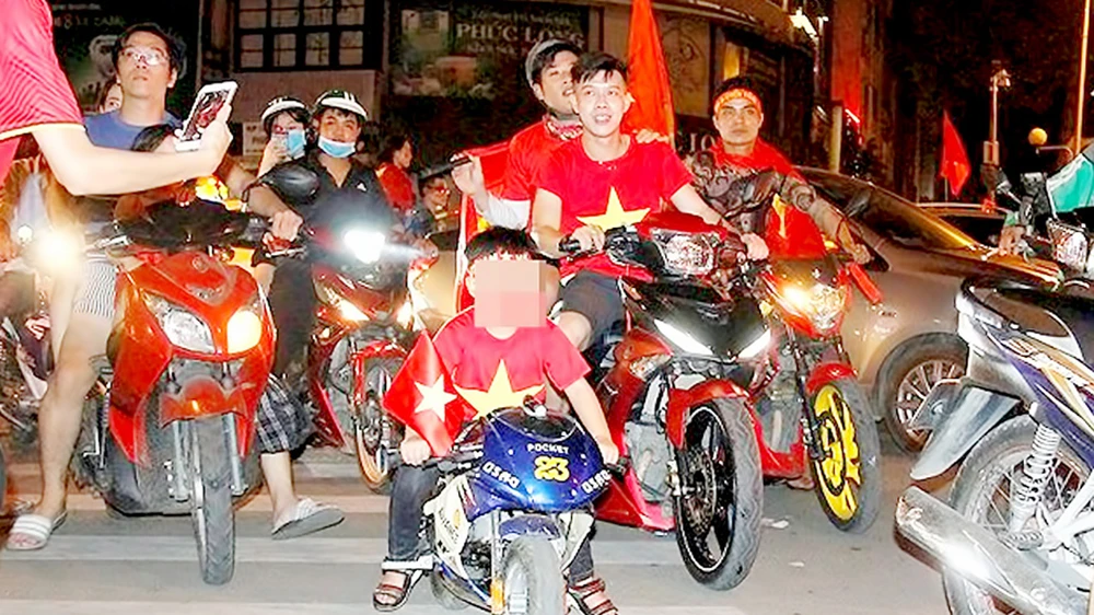 Cậu bé gây sốt cộng đồng khi lái mô tô mini “đi bão” trên đường phố