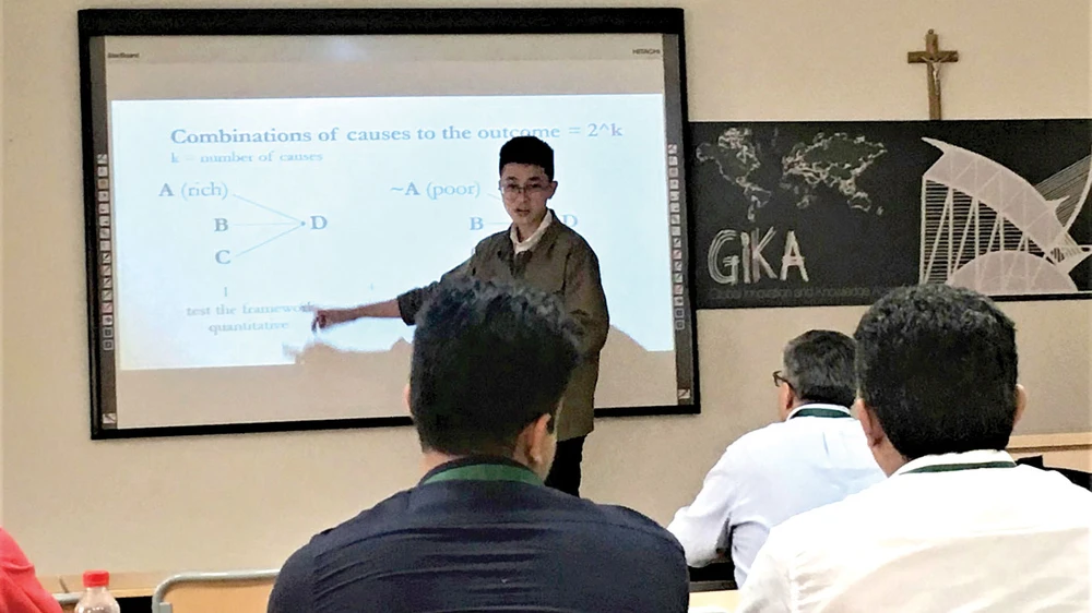 Sinh viên Nguyễn Trung Tín trình bày báo cáo khoa học và nhận giải thưởng tại hội thảo GIKA 2018 ở Tây Ban Nha