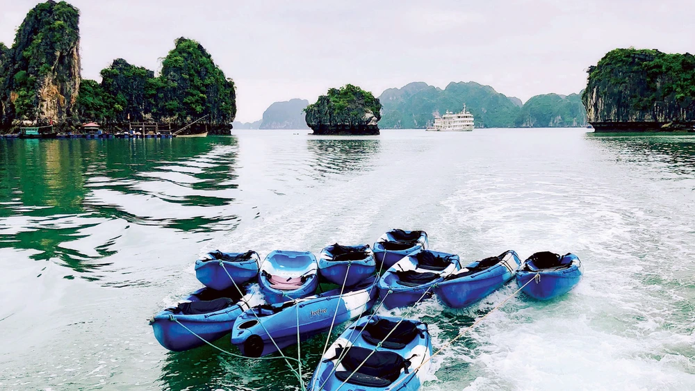 Vịnh Hạ Long là một trong những điểm đến hấp dẫn của du lịch Việt Nam. Ảnh: TẤN BA