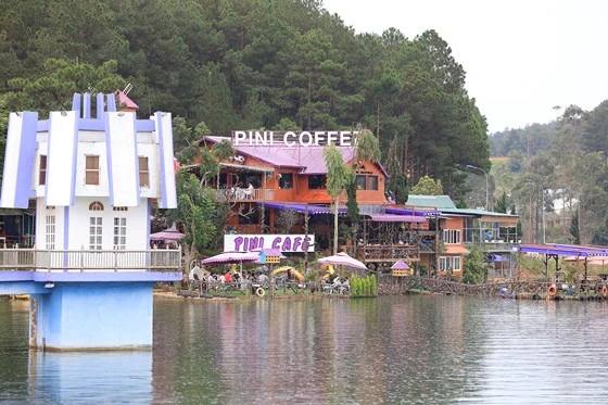 Quán cà phê xây dựng trái phép ngay bên hồ Tuyền Lâm. 