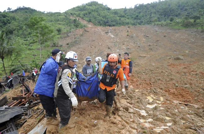 Hiện trường một vụ lở đất tại Indonesia. Ảnh: AP
