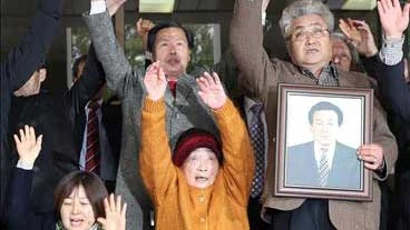 Nạn nhân bị cưỡng bức lao động tại Nhật Bản trong chiến tranh cùng các thành viên gia đình tại tòa án ở thủ đô Seoul, Hàn Quốc ngày 29-11-2018. Ảnh: YONHAP/TTXVN