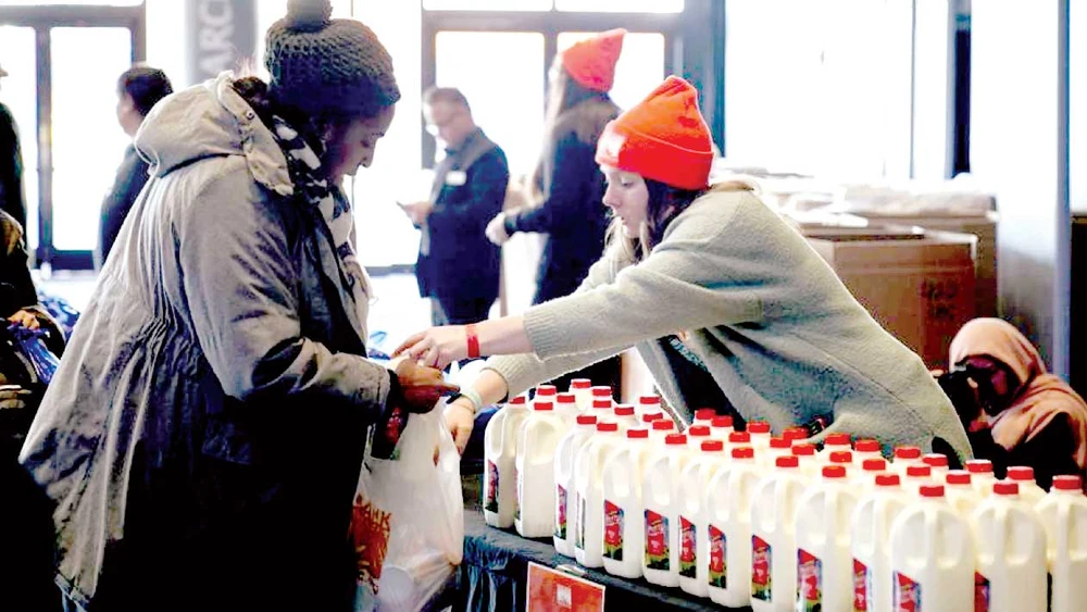 Nhân viên liên bang Mỹ nhận thực phẩm trợ cấp ở Brooklyn, New York