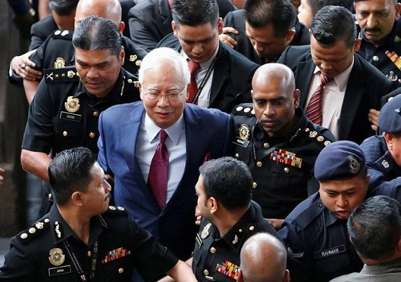 Cựu Thủ tướng Malaysia Najib Razak được dẫn giải ra tòa