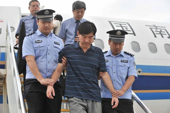Một quan chức tham nhũng bị dẫn độ từ nước ngoài về Trung Quốc. Nguồn: CHINA.ORG.CN 
