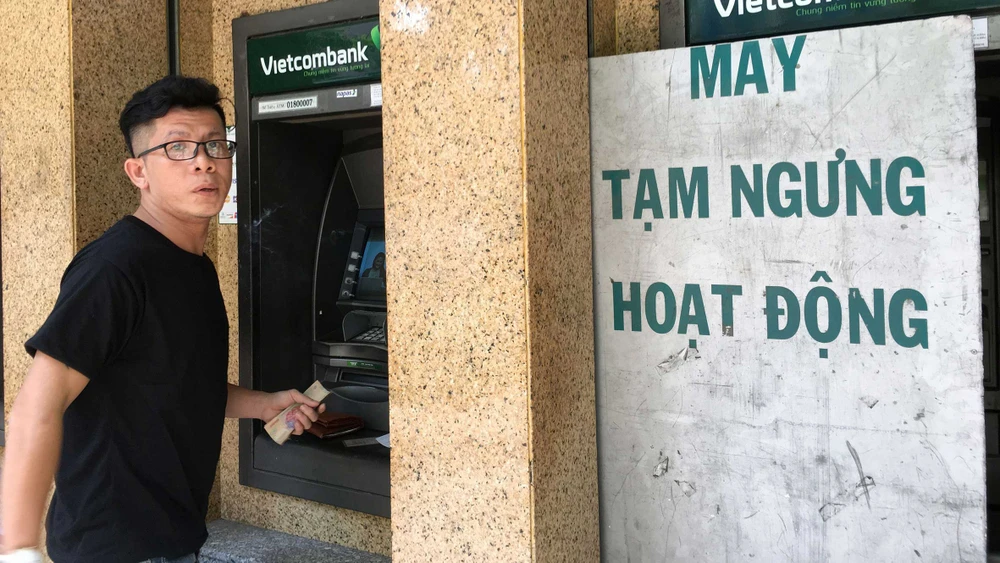 Một máy ATM ngưng hoạt động ngày 31-1 Ảnh: THÀNH TRÍ