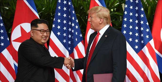 Tổng thống Mỹ Donald Trump (phải) và nhà lãnh đạo Triều Tiên Kim Jong-un tại hội nghị thượng đỉnh ở Singapore ngày 12-6-2018. Nguồn: TTXVN