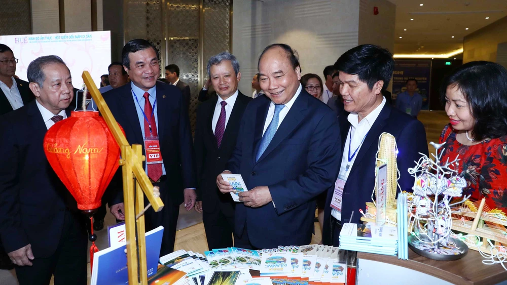 Thủ tướng Nguyễn Xuân Phúc và các đại biểu thăm gian hàng trưng bày tại hội nghị. Ảnh: TTXVN