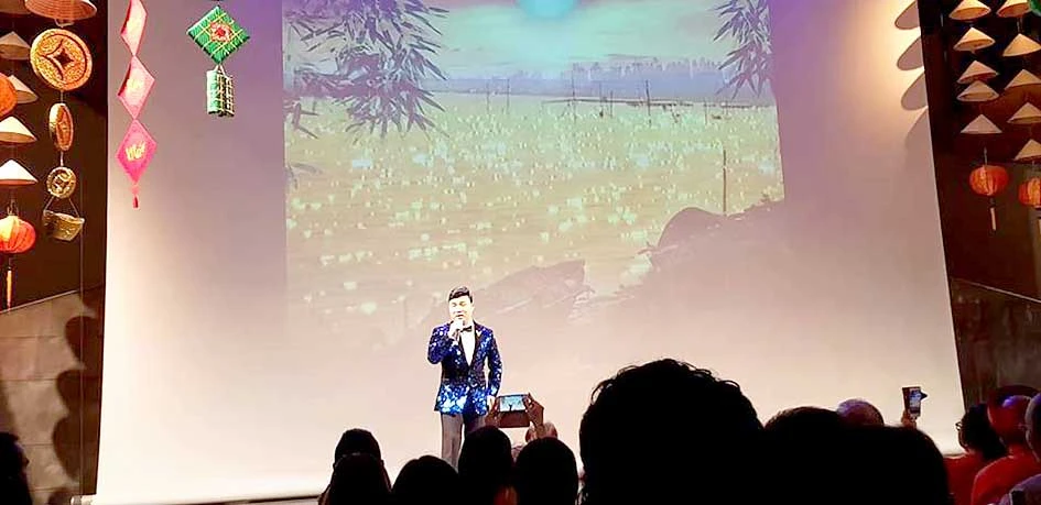 Quang Linh hát trước khán giả tại Bỉ trong chương trình Xuân yêu thương