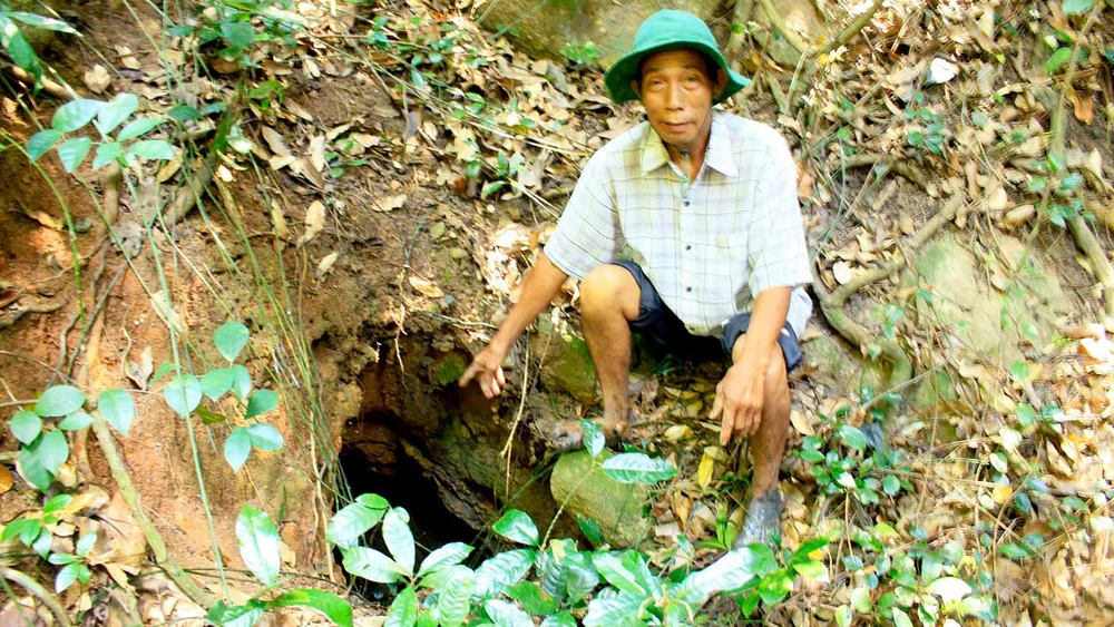 Hầm địa đạo nằm sâu trong rừng Sầu Đâu (thôn Hải Môn, xã Phổ Minh, huyện Đức Phổ, Quảng Ngãi)