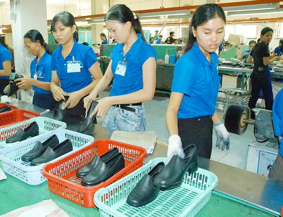 Sản xuất giày tại một đơn vị. Ảnh: CAO THĂNG
