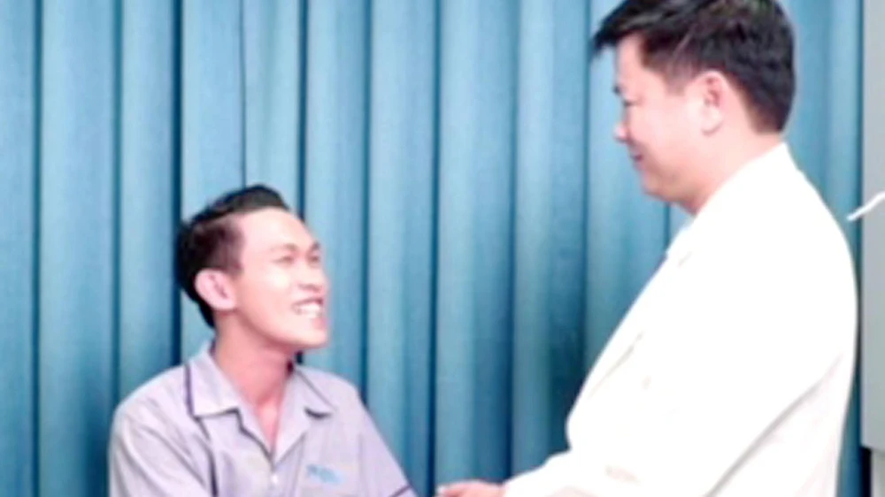 Niềm vui của bệnh nhân khi có gương mặt bình thường cũng là hạnh phúc của bác sĩ Tú Dung (phải)