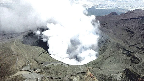 Núi lửa Aso ở Nhật Bản thức giấc