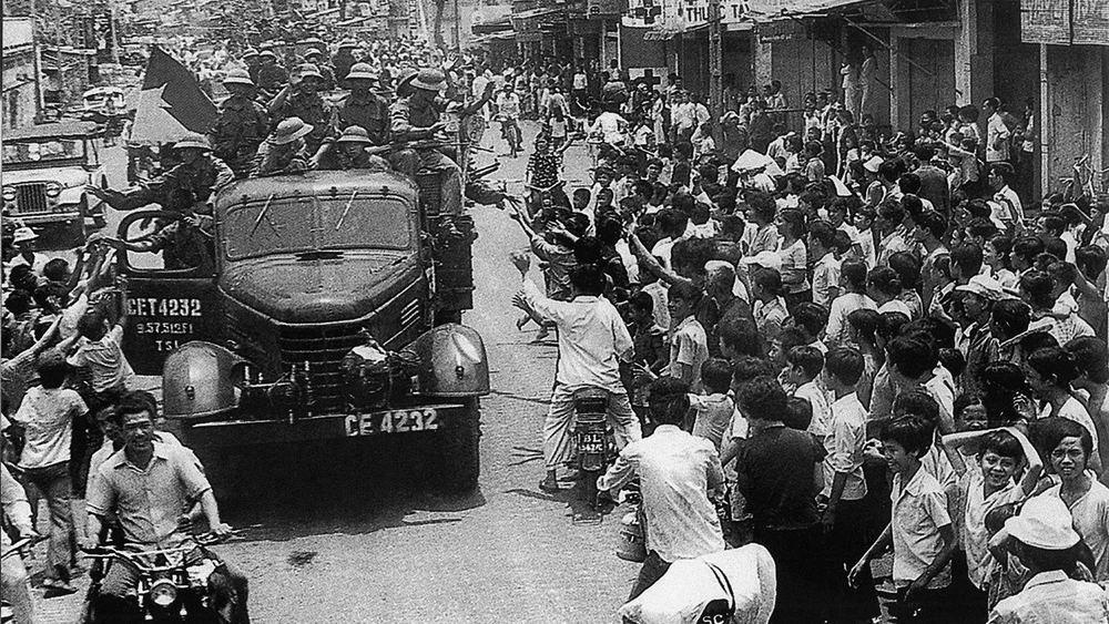 Nhân dân Sài Gòn đổ ra đường hoan hô bộ đội giải phóng Ảnh: Tư liệu