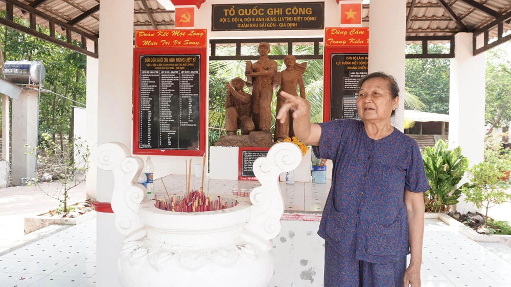 Bà Nguyễn Thị Bé trước Nhà bia kỷ niệm Biệt động thành Sài Gòn - Gia Định