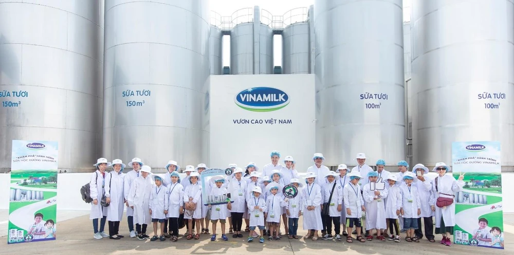 Đoàn tham quan bồn chứa lạnh khổng lồ, nơi chứa khối lượng lớn sữa tươi nguyên liệu sau khi được vận chuyển từ các trang trại chuẩn GLOBAL G.A.P về nhà máy.