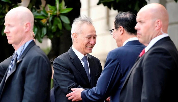 Phó thủ tướng Trung Quốc Lưu Hạc (thứ hai từ trái qua) bắt tay Bộ trưởng Bộ Tài chính Mỹ Steven Mnuchin trước khi bước vào vòng đàm phán thương mại ở Washington, ngày 9-5. Ảnh: REUTERS