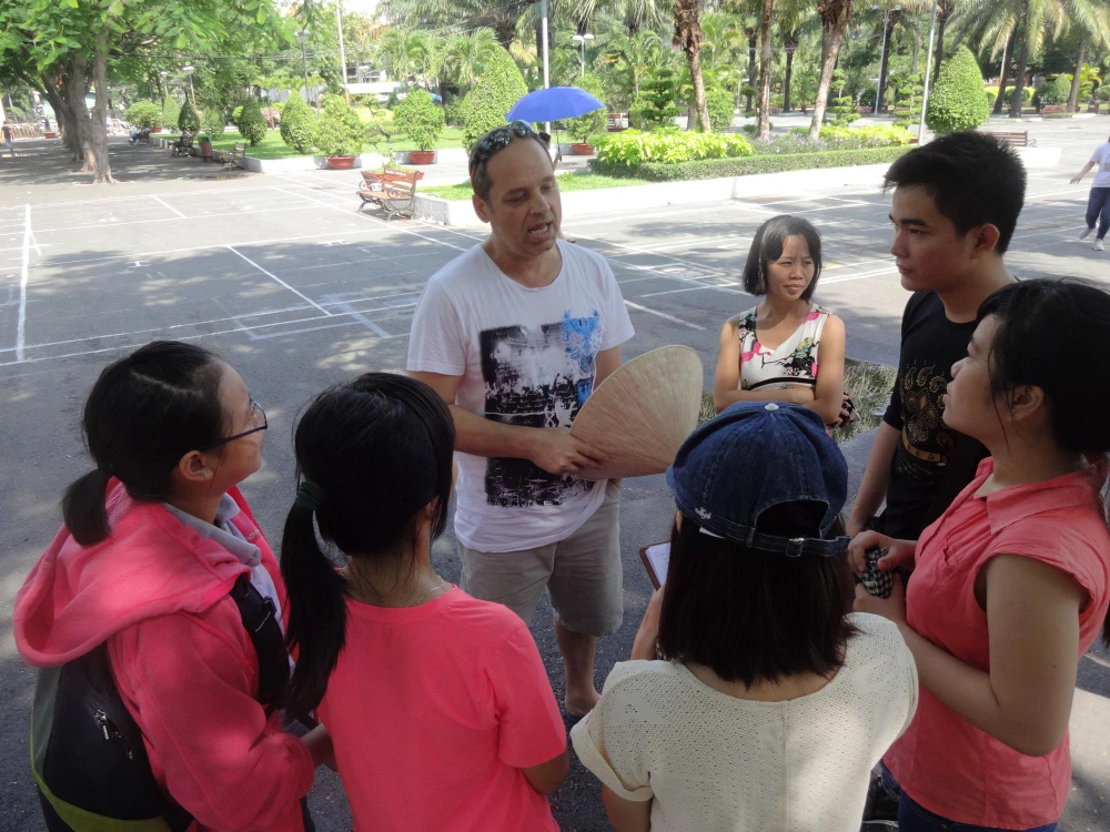 Một nhóm sinh viên ra công viên gặp người nước ngoài để luyện tiếng Anh