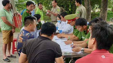 Tổ kiểm tra lập biên bản đối với tài xế dương tính với ma túy. Ảnh: CSGT Công an quận 9 cung cấp