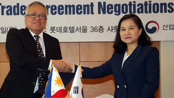 Bộ trưởng Thương mại Hàn Quốc Yoo Myung-hee và người đồng cấp Philippines Ramon Lopez - Ảnh: YONHAP/TTXVN