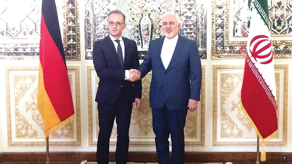 Ngoại trưởng Iran Mohammad Javad Zarif (phải) tiếp Ngoại trưởng Đức Heiko Maas