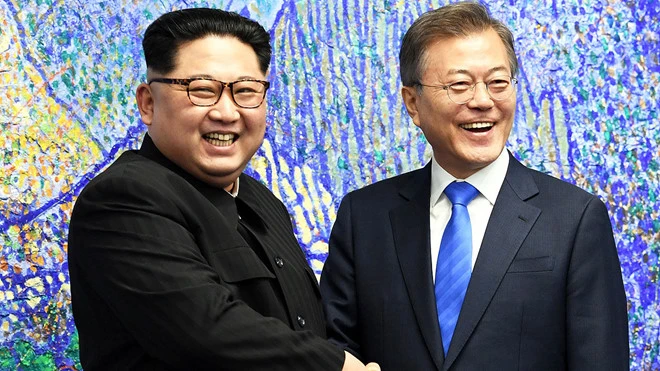 Lãnh đạo Triều Tiên Kim Jong Un và Tổng thống Hàn Quốc Moon Jae In. Ảnh: REUTERS