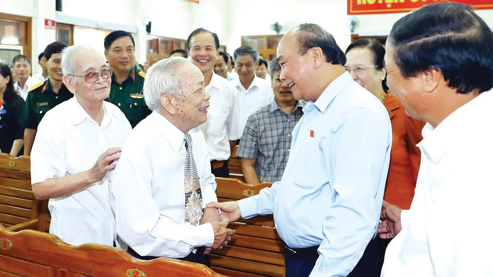 Thủ tướng Nguyễn Xuân Phúc gặp gỡ cử tri tại buổi tiếp xúc. Ảnh: TTXVN