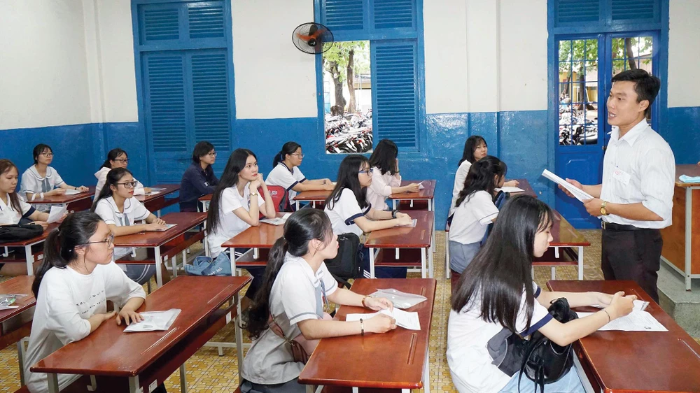 Giám thị hướng dẫn quy chế thi THPT Quốc gia 2019 cho các thí sinh tại điểm thi Trường THPT Trần Khai Nguyên, quận 5, TPHCM. Ảnh: HOÀNG HÙNG
