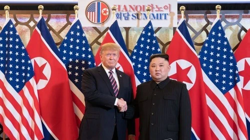Hai nhà lãnh đạo Mỹ và Triều Tiên tại hội nghị cấp cao lần hai hồi tháng 2 tại Hà Nội. Ảnh: YONHAP
