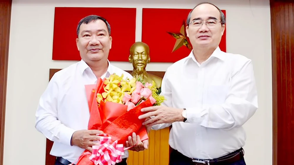 Đồng chí Trần Văn Thuận nhận quyết định giữ chức Bí thư Quận ủy quận 2, là bí thư không là người địa phương. Ảnh: VIỆT DŨNG
