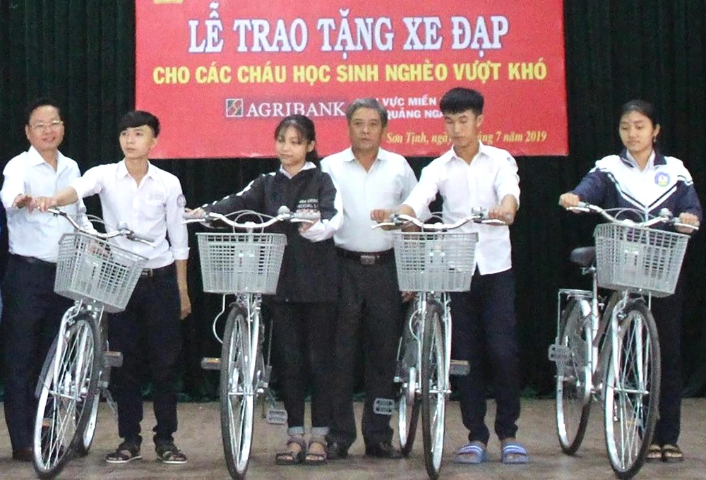 Học sinh nghèo huyện Sơn Tịnh (Quảng Ngãi) nhận xe đạp từ chương trình “Tiếp sức học sinh nghèo vượt khó đến trường”