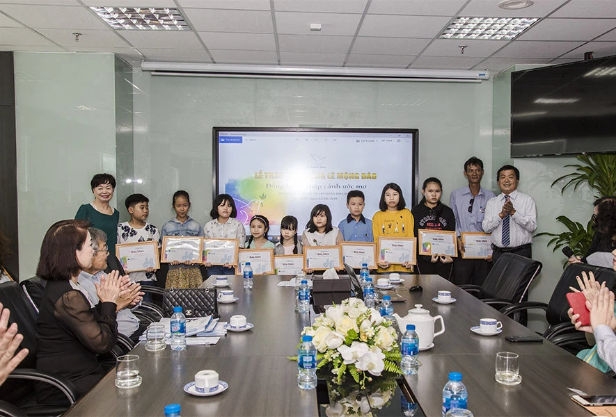 Trao tặng 83 suất học bổng Lê Mộng Đào cho con em nhân viên Tập đoàn Xây dựng Hòa Bình ​