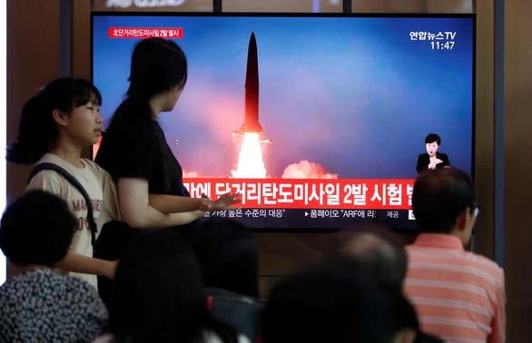 Người dân Hàn Quốc theo dõi thông tin về vụ phóng tên lửa của Triều Tiên tại Seoul ngày 31-7. Ảnh: REUTERS