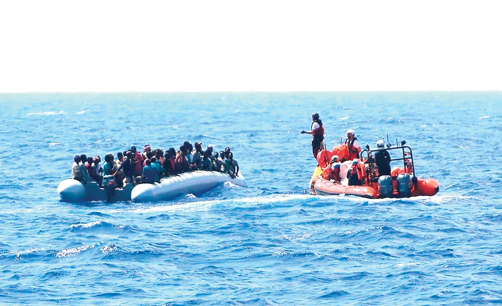  Người di cư được lực lượng cứu hộ trên tàu Ocean Viking giải cứu. Ảnh: AP